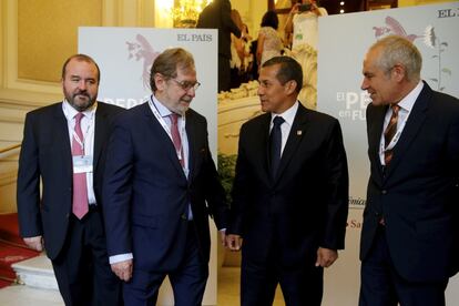 Llegada del presidente de la República del Perú, Ollanta Humala (segundo por la derecha), para participar en el foro 'El Perú, en futuro', organizado por EL PAÍS. Ha sido recibido por el presidente de PRISA, Juan Luis Cebrián (segundo por la izquierda), el director de EL PAÍS, Antonio Caño (derecha) y José Luis Sainz, consejero delegado de PRISA.