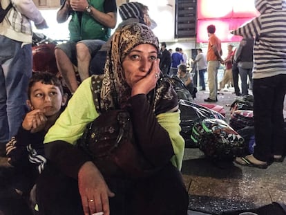 Um Alí y Hassan, a su llegada a la plaza Basma, en Esmirna (Turquía). Es un paso clave en su camino hacia Europa. Son las once de la noche y un centenar de personas se esparcen por las aceras de la plaza. Otros refugiados, cortos en recursos, trasnochan en parques y calles a la espera de recibir una transferencia que les permita continuar el viaje. A pocos metros, un furgón de policía parece ignorarles.