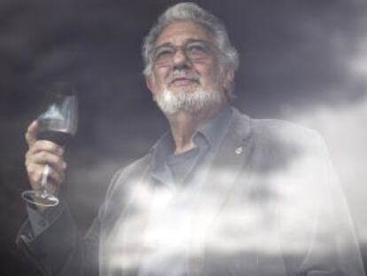El tenor Plácido Domingo, en la bodegas de Valduero, en Aranda de Duero.