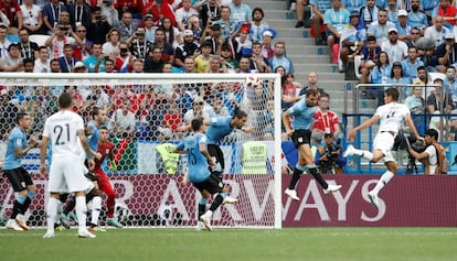 Varane marca el primer gol para Francia.