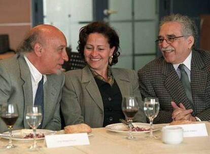 Isabel Polanco, en el centro, con Gabriel García Márquez, a la derecha, y Manuel Vicent, en 1999.