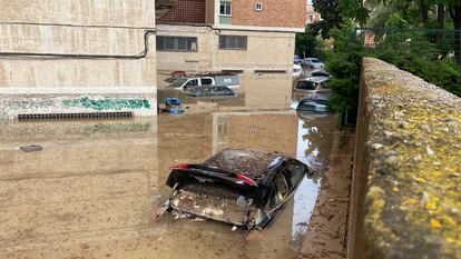 Efectos de las lluvias torrenciales en la calle Tierno Galván de Cartagena (Murcia), este martes.