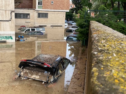 Efectos de las lluvias torrenciales en la calle Tierno Galván de Cartagena (Murcia), este martes.