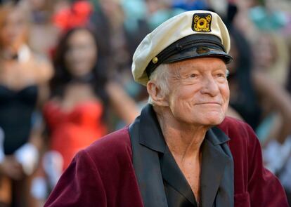 En la imagen, Hugh Hefner posa durante en evento especial por el 60 aniversario de Playboy en Los Ángeles, el 15 de enero de 2014. El plan de Hugh Hefner era ser enterrado en un nicho al lado de la mujer sobre la que fundó su imperio, Marilyn Monroe, en 2009, Hefner compró un nicho vacío al lado del de Monroe y lo había comprado para ser enterrado allí: "¿quién no querría estar junto a Marilyn para toda la enternidad?".