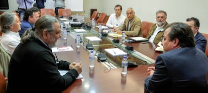 El presidente de la Junta de Extremadura, Guillermo Fern&aacute;ndez Vara, mantiene una reuni&oacute;n con representantes del Comit&eacute; de Empresa de la Central Nuclear de Almaraz.