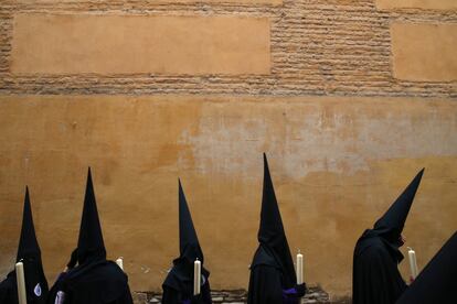 Penitentes de la hermandad de San Bernardo participan en una procesión en Sevilla.