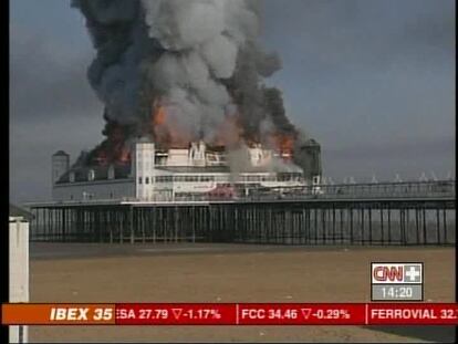 El fuego destruye el muelle de Somerset