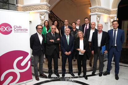 Luis Furnells, con miembros del Club Conecta