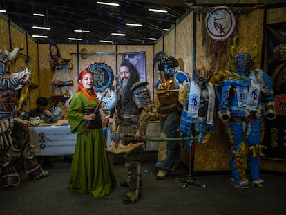 Los 'cosplayers' Katherine Castro y Alejandro Díaz durante el SOFA en Bogotá.