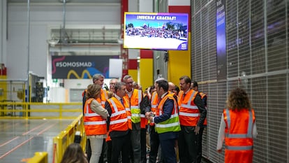 El presidente de la Junta de Castilla-La Mancha, Emiliano García-Page, durante su visita al centro logístico MAD6 de Amazon en Illescas (Toledo) este viernes.