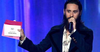 Jared Leto anuncia que Bruno Mars es el ganador del premio al Artista del Año en la gala de los AMAs.