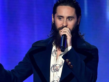 Jared Leto anuncia que Bruno Mars es el ganador del premio al Artista del Año en la gala de los AMAs.