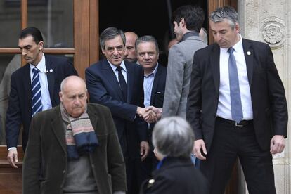 Francois Fillonleaves, candidato por el partido de extrema derecha de Les Republicains saliendo después de votar en un colegio electoral en París.