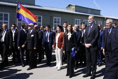 Los Reyes, junto el resto de autoridades, en el antiguo campo de concentración de Mauthausen, este domingo.