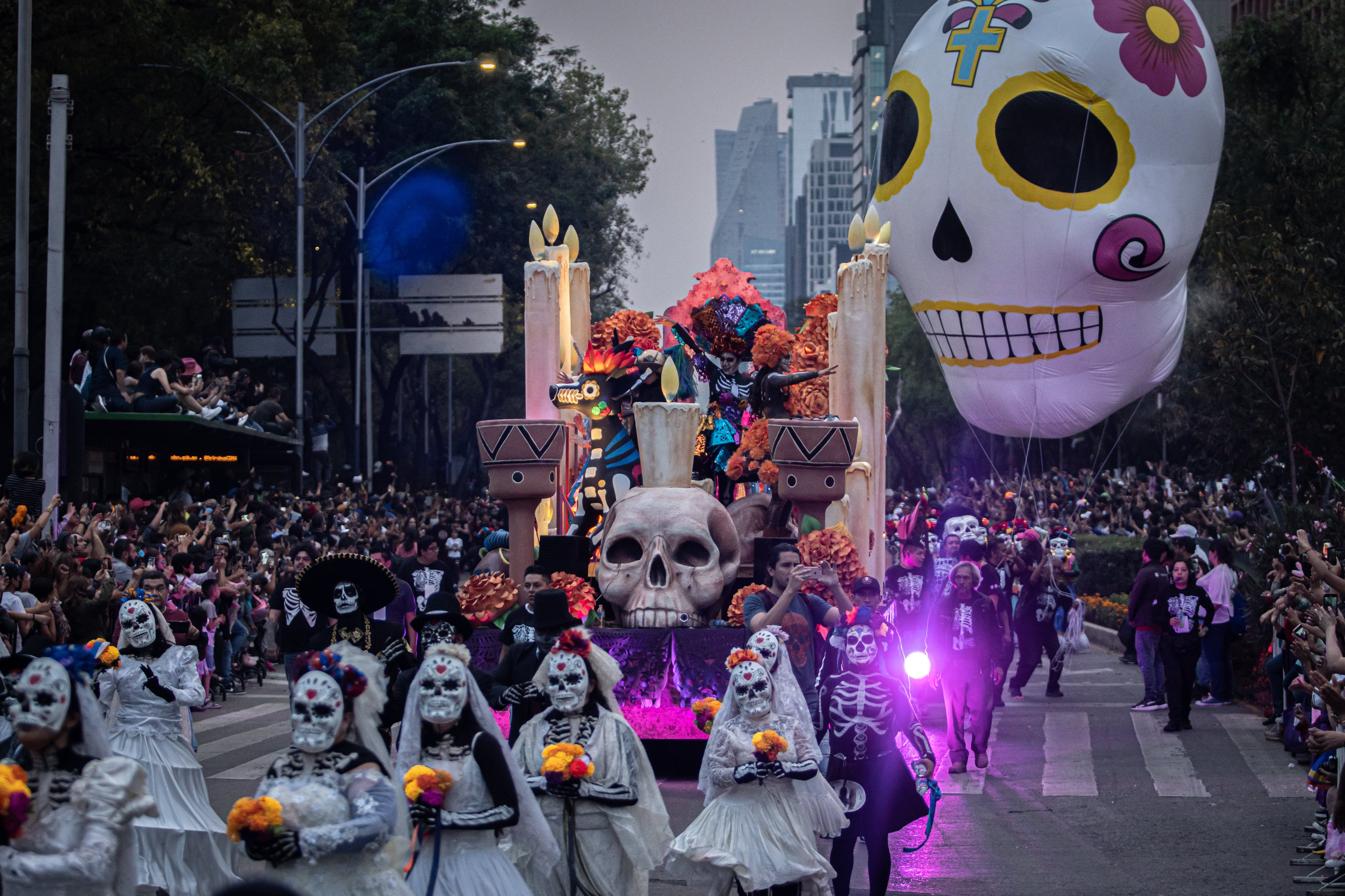 Catrinas y juego de pelota en el desfile mundialista de Ciud