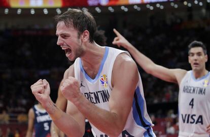 El baloncestista argentino Marcos Delia celebra la victoria tras el partido.