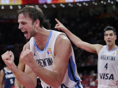 El baloncestista argentino Marcos Delia celebra la victoria tras el partido.