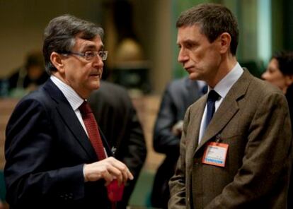 El director general de la Policía y la Guardia Civil, Francisco Javier Velázquez (izquierda), conversa con el director general de la Policía Nacional francesa, Frederic Pechenard.