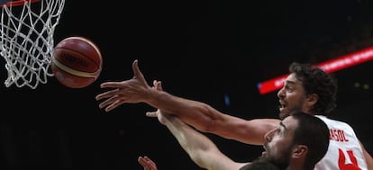 Gasol lanza ante Valanciunas.