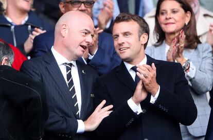 O presidente da Fifa, Gianni Infantino, ao lado do presidente francês, Emmanuel Macron, na abertura do evento. 