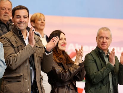 El candidato del PNV, Imanol Pradales, a la izquierda, y el lehendakari, Iñigo Urkullu, durante la celebración del Aberri Eguna, este domingo en Bilbao.