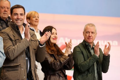 El candidato del PNV, Imanol Pradales, a la izquierda, y el lehendakari, Iñigo Urkullu, durante la celebración del Aberri Eguna, este domingo en Bilbao.