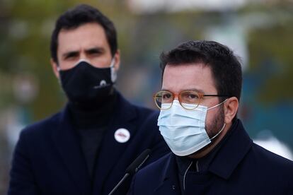 El candidato de Esquerra, Pere Aragonès (derecha), junto a Roger Torrent, presidente del Parlament.