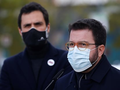 El candidato de Esquerra, Pere Aragonès (derecha), junto a Roger Torrent, presidente del Parlament.