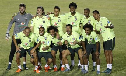 Los jugadores de la selección brasileña posan para una foto después de la sesión de entrenamiento del pasado lunes. Este martes reciben a Venezuela en la segunda fecha de las eliminatorias. Abajo, en el centro, los marcadores de punta Marcelo, del Real Madrid, y Dani Alves, del Barcelona, levantan los pulgares.