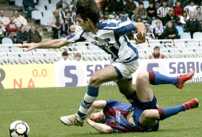 El jugador de la Real Sociedad, Carlos Martínez, lucha un balón en el partido contra el Levante.