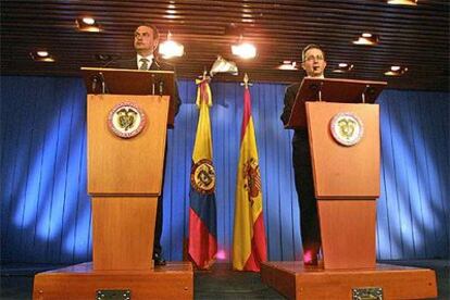 Rodríguez Zapatero y Uribe, en una conferencia de prensa en Bogotá en marzo de 2005.
