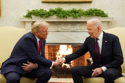 Donald Trump and Joe Biden shook hands at the beginning of the meeting.