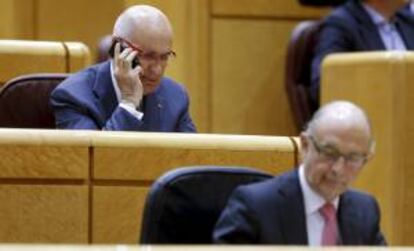 El portavoz de CiU, Josep Antoni Duran Lleida (i), junto al ministro de Hacienda, Cristobal Montoro, durante el pleno del Congreso de los Diputados celebrado en el Senado. EFE/Archivo