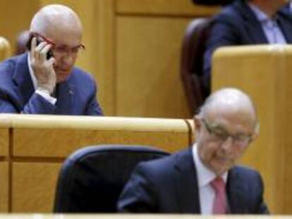 El portavoz de CiU, Josep Antoni Duran Lleida (i), junto al ministro de Hacienda, Cristobal Montoro, durante el pleno del Congreso de los Diputados celebrado en el Senado. EFE/Archivo