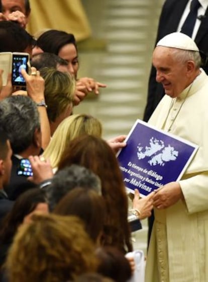 El Papa recibe un letrero que dice: &quot;Di&aacute;logo por las Malvinas&quot;. 