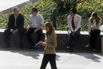 Fumadores en la calle en la zona de oficinas de Azca, en Madrid.