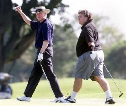 Bill Clinton y su cuñado Hugh Rodman, durante un partido de golf, el pasado 6 de febrero en Miami.