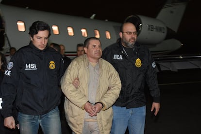 El narcotraficante mexicano Joaquín 'El Chapo' Guzmán es escoltado a su llegada al aeropuerto MacArthur, en Nueva York (Estados Unidos), procedente de Ciudad Juárez (México), donde es recibido por autoridades estadounidenses para ser presentado ante los tribunales de Nueva York.