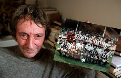 Querejeta posa con una fotograf&iacute;a del equipo de la Real Sociedad que gan&oacute; la liga en la temporada 1981-1982.
