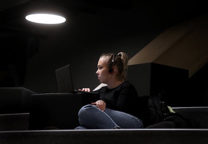 Una joven estudia en su ordenador dentro de la biblioteca, mientras en el exterior las temperaturas rondaban los cero grados centígrados.