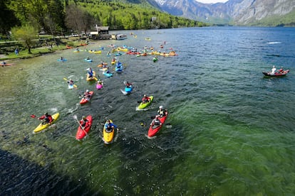 Entre cascadas y flores por Bohinj (Eslovenia). Por su ubicación en el parque nacional de Triglav, Bohinj cuenta con recursos naturales tan valiosos como el lago homónimo (en la foto). Por él se puede navegar en primavera y verano en kayak y botes eléctricos en los que aprender del paisaje, fauna y flora de la región. La cascada Savica es otra de sus atracciones: con sus 50 metros, se divide en dos tramos y da origen al río Sava Bohinjka. Su valor simbólico es enorme para los eslovenos (ha inspirado obras de los principales poetas del país, como France Prešeren). Un buen momento para una visita es en el mes de mayo, cuando se celebra el Festival de las Flores Silvestres. En 2023 tendrá lugar entre el 19 de mayo y el 4 de junio, e incluirá sus clásicos circuitos botánicos y experiencias culinarias, tan insólitas como sugerentes, dedicadas a las flores silvestres.