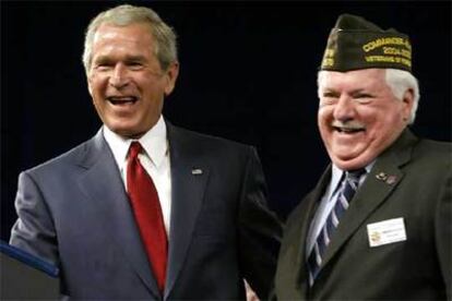 George W. Bush saluda a uno de los veteranos de guerra en su visita a Salt Lake City.