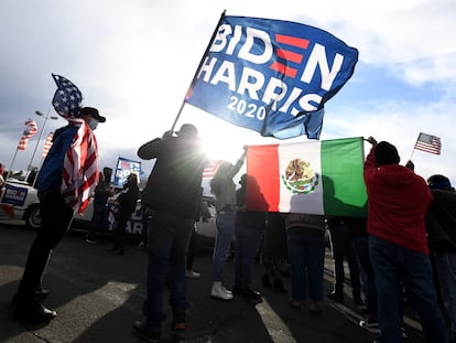 Un grupo de partidarios de Joe Biden celebra su victoria en Las Vegas (Nevada), el sábado.