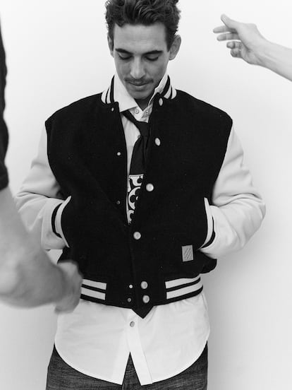 Miguel Herrán posa para ICON vestido de Louis Vuitton.