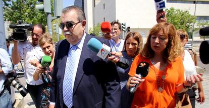 El expresidente del Valencia CF Juan Bautista Soler tras prestar declaraci&oacute;n en el juzgado.