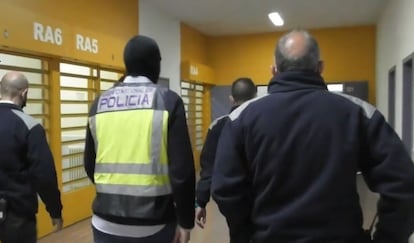 Funcionarios de prisiones y un agente de la Policía Nacional, este jueves en la cárcel de Murcia II instantes antes de comunicar su detención a un preso yihadista.