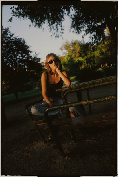 En una mesa como la de la foto, con un tablero de ajedrez pintado, pasó Almudena Amor muchas tardes de adolescencia. Y muchas noches de fiesta y pizza en la plaza del Dos de Mayo.