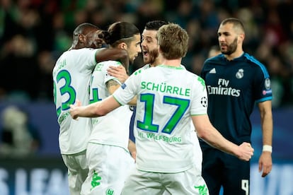 Ricardo Rodriguez (2i) del Wolfsburg celebra el primer gol frente al Real Madrid. 
