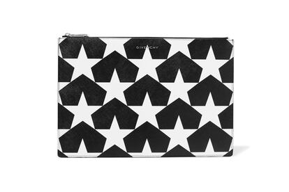 Bolso clutchcon estrellas blancas sobre fondo negro en cuero de Givenchy (360 euros).