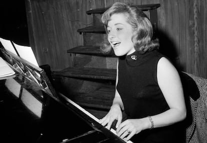 Lesley Gore toca el piano en una imagen de enero de 1966.